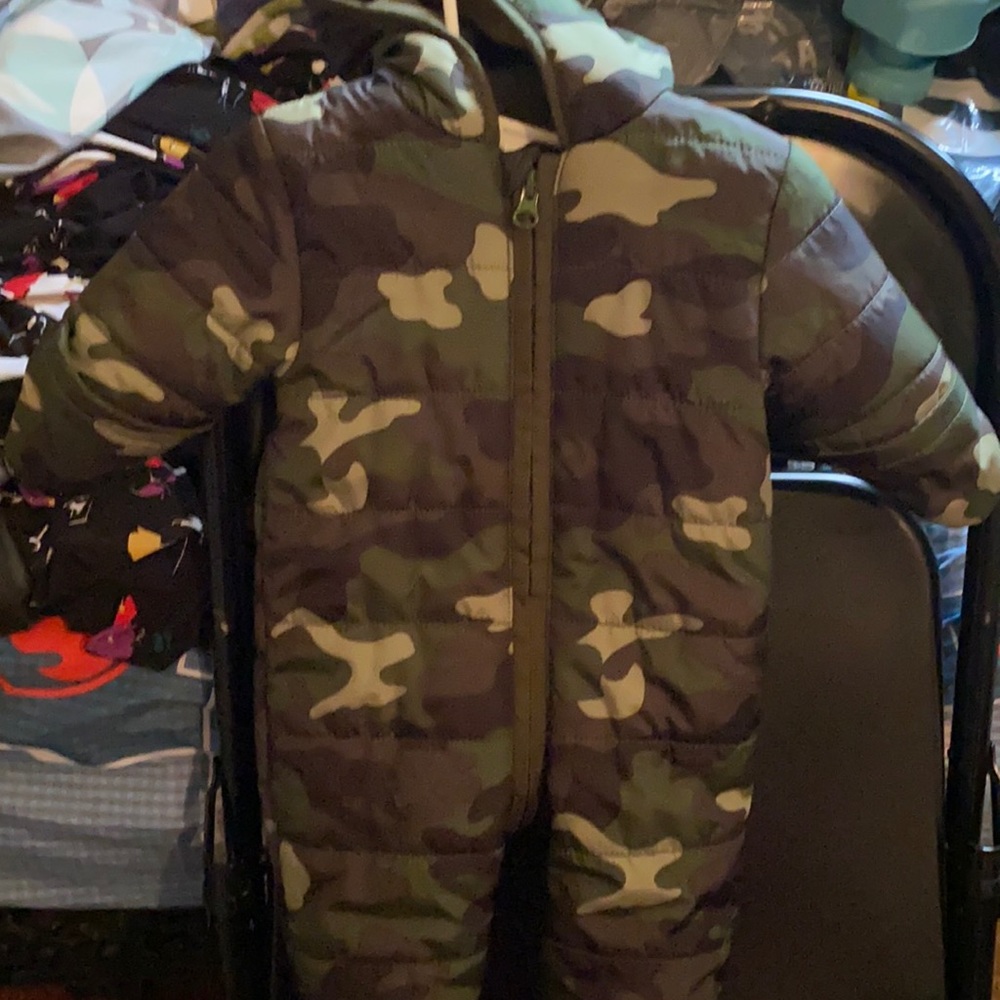 Infant boy old navy snowsuit size 0/3 mths